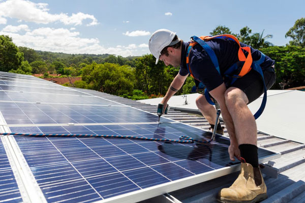 Technician-installing-a-solar-panal-on-ther-roof